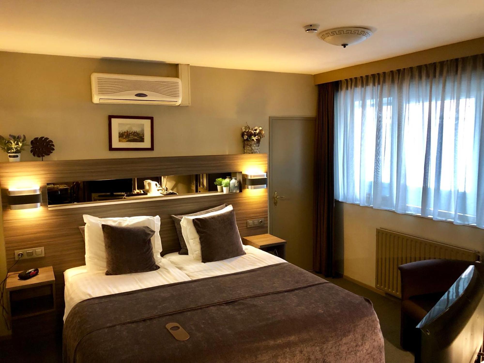 Grand Cafe Hotel De Bourgondier Берген оп Зоом Екстериор снимка